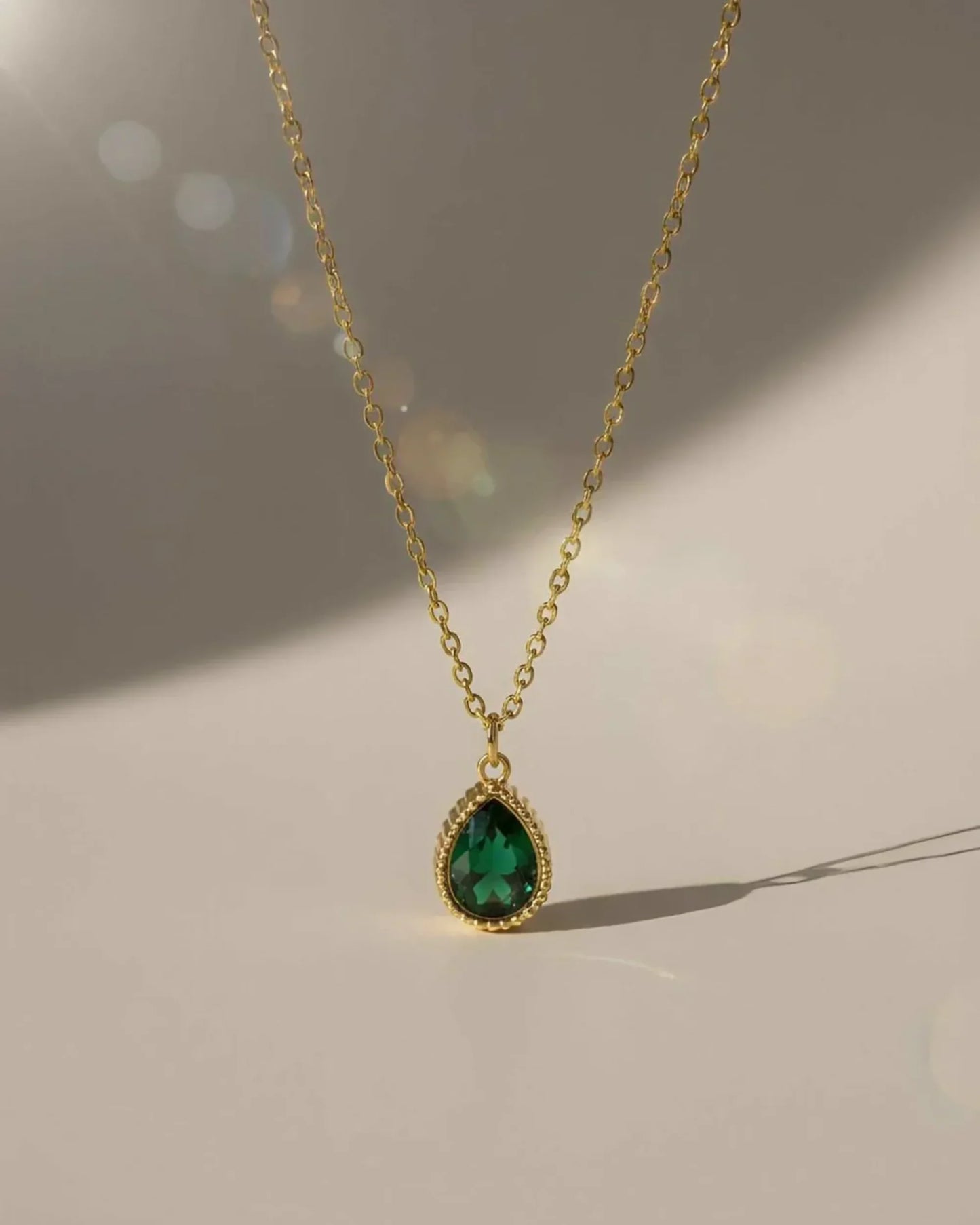 delicate_gold_teardrop_necklace_jewellery